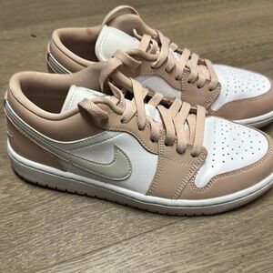 Nike Women's Low-Top Sneakers in White and Blush